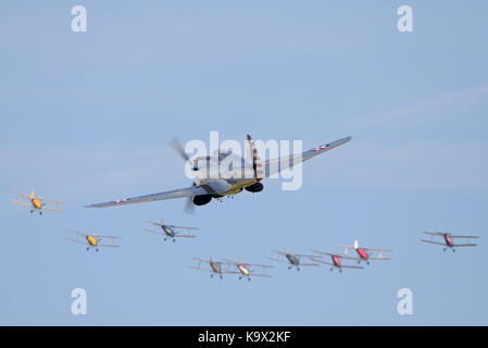 Le Curtiss P-40 Warhawk décolle avec l'équipe Tiger Moth Beyond au Duxford September Airshow Banque D'Images