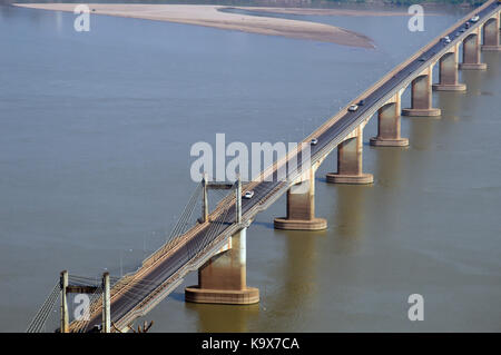 Nippon-lao, un pont en béton, financé par japonais pont suspendu au-dessus de la rivière du Mékong au sud de la ville de Vientiane lao dans la province de Champasak, Lao PDR. Banque D'Images