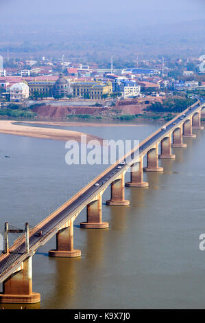 Nippon-lao, un pont en béton, financé par japonais pont suspendu au-dessus de la rivière du Mékong au sud de la ville de Vientiane lao dans la province de Champasak, Lao PDR. Banque D'Images