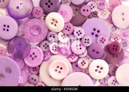 Les boutons de couleur lavande assortiment idéal pour la texture de fond pour la couture des concepts connexes. Banque D'Images