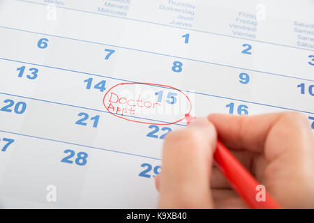 Personne part marquée sur le calendrier de rendez-vous médecin Banque D'Images