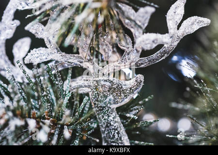 Ornements de verre transparent sur un arbre de Noël du prince d'un cerf Banque D'Images