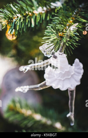 Ornements de verre transparent sur un arbre de Noël du prince de ballerine fille Banque D'Images