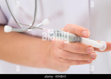 Photo en gros plan de la personne hand holding syringe Banque D'Images