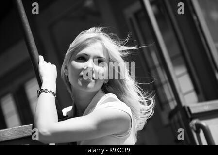 Portrait noir et blanc de belle jeune femme Banque D'Images