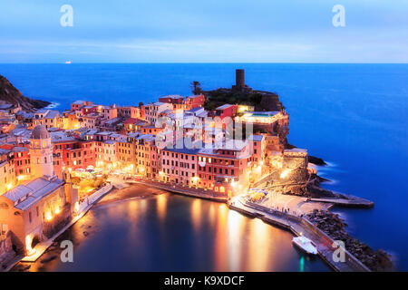 Avis de vernazza au crépuscule. vernazza est une petite ville dans la province de la Spezia, ligurie, italie du nord Banque D'Images