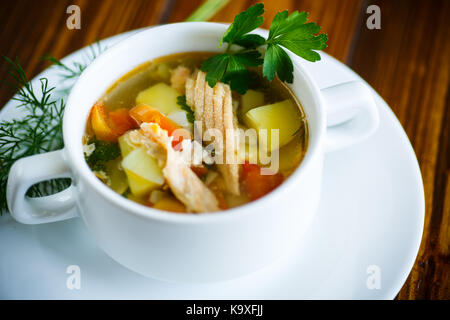 La soupe de poisson avec des légumes dans une assiette Banque D'Images