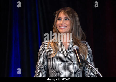 Première Dame Melania Trump réagit aux applaudissements au cours de son discours à propos l'équipe les familles et concurrents dans le 2017 Invictus Games à Toronto, Canada Banque D'Images