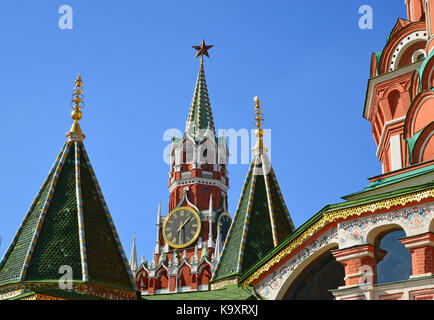 La tour spassky et dômes de st. la cathédrale Saint-Basile à Moscou, Russie. Banque D'Images