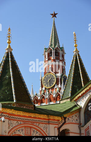 La tour spassky et dômes de st. la cathédrale Saint-Basile à Moscou, Russie. Banque D'Images