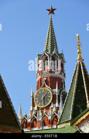 La tour spassky et dômes de st. la cathédrale Saint-Basile à Moscou, Russie. Banque D'Images