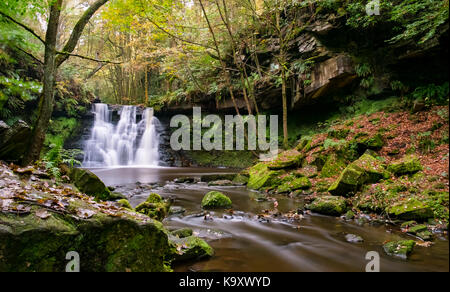 Belle journée d'automne à waterfallnear Stock Goit Bingley dans le West Yorkshire Banque D'Images