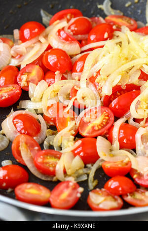 Salade de brocoli, tomate et feta Banque D'Images