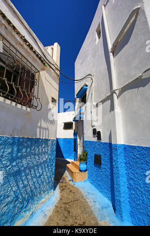 Les murs bleu et blanc des rues de bâtiments dans la kasbah de l'udayas à Rabat, Maroc Banque D'Images