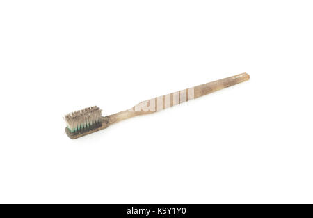 Brosse à dents sale et usée isolé sur fond blanc Banque D'Images