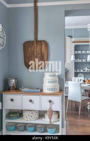 Dans une aile à thème de bord de mer d'une villa victorienne, côtière, style bord de mer, sophistiqué, nautique. buffet, affichage de chine, pagaie de boulangerie de pain Banque D'Images