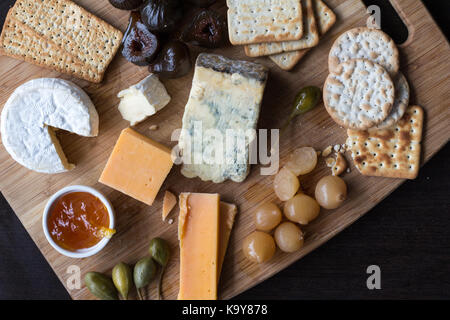 Plateau de fromages dessert aux figues, fruits, confiture et câpres oignons marinés. Vue de dessus photographie with copy space Banque D'Images