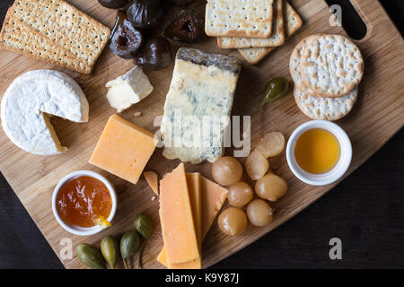 Plateau de fromages dessert aux figues, caper les petits fruits, confiture, miel et oignons marinés. Vue de dessus photographie with copy space Banque D'Images