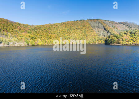 Vue de la rive du lac Rursee dans l'Eifel en Allemagne en automne. Banque D'Images