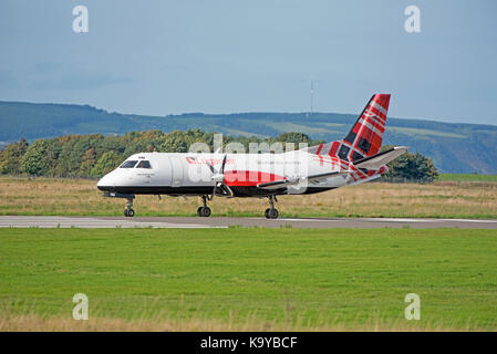 LGNN taxining-G Loganair avant de décoller de l'aéroport de Inverness Dalcross. dans les Highlands écossais. Banque D'Images