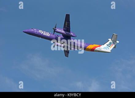 Bombardier Dash 8 Q400 sur l'horaire quotidien à Inverness en Écosse. Banque D'Images