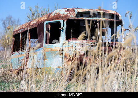 Vieux et abandonnés bus russe soviétique au milieu de roseaux dans les régions rurales du sud de l'Arménie dans la province d'Ararat le 4 avril 2017. Banque D'Images