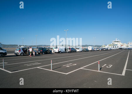 Zadar, Croatie - le 20 juillet 2016 : les gens et les voitures sont en attente de sélection Jadrolinija ferry boats dans Gazenica port. Banque D'Images