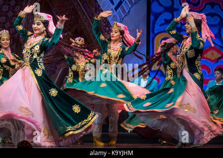 Performance de uzbekiston et navbakhor song and dance ensemble interprètes sur la scène du Palais du Kremlin pendant les jours de la culture ouzbèke sur mos Banque D'Images