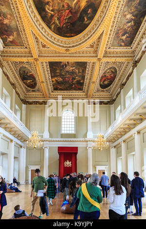 Banqueting Hall, personnes visitant dans le cadre de l'Open House Weekend de Londres, Banqueting House, Whitehall, Westminster, Londres, Royaume-Uni Banque D'Images