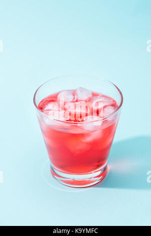 Couleur rouge mousseux boissons soda avec de l'eau et de la glace dans le verre Banque D'Images