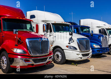 Indianapolis - Circa 2017 Septembre : rouge, blanc et bleu camions semi remorque Tracteur alignés pour vente XVIII Banque D'Images