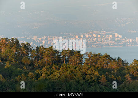 Vue sur Rijeka depuis le parc naturel d'Ucka Banque D'Images