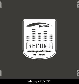 Studio d'enregistrement label vector, d'un insigne, emblème logo avec instrument de musique. stock vector illustration isolé sur fond sombre Illustration de Vecteur