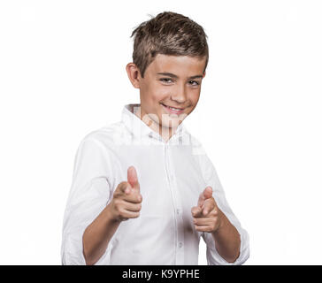 Portrait of smiling handsome young man giving Thumbs up, deux avec les doigts pointant à l'appareil photo, vous choisir comme ami isolé sur fond blanc. h positif Banque D'Images