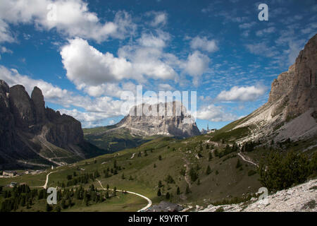 Passant au-dessus des nuages ou du Sassolungo Langkofel se lever au-dessus de la Val Gardena Selva Grodental les Dolomites Haut-adige Italie Banque D'Images