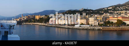 Corse : l'horizon de bastia vu depuis le quai du port principal de l'île d'où partent les ferries et croisières partent et arrivent Banque D'Images