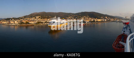 Corse : l'horizon de bastia vu depuis le quai du port principal de l'île d'où partent les ferries et croisières partent et arrivent Banque D'Images