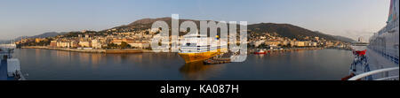 Corse : l'horizon de bastia vu depuis le quai du port principal de l'île d'où partent les ferries et croisières partent et arrivent Banque D'Images