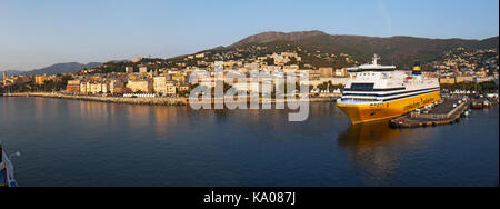 Corse : l'horizon de bastia vu depuis le quai du port principal de l'île d'où partent les ferries et croisières partent et arrivent Banque D'Images