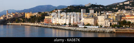 Corse : l'horizon de bastia vu depuis le quai du port principal de l'île d'où partent les ferries et croisières partent et arrivent Banque D'Images