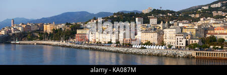 Corse : l'horizon de bastia vu depuis le quai du port principal de l'île d'où partent les ferries et croisières partent et arrivent Banque D'Images