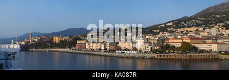 Corse : l'horizon de bastia vu depuis le quai du port principal de l'île d'où partent les ferries et croisières partent et arrivent Banque D'Images