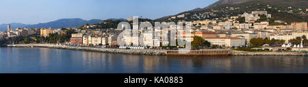 Corse : l'horizon de la ville de Bastia vu depuis le quai du port principal de l'île d'où partent les ferries et croisières partent et arrivent Banque D'Images