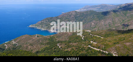 Corse : mer méditerranée, maquis méditerranéen et les routes sinueuses de la côte ouest du cap Corse, la péninsule nord avec des paysages sauvages Banque D'Images