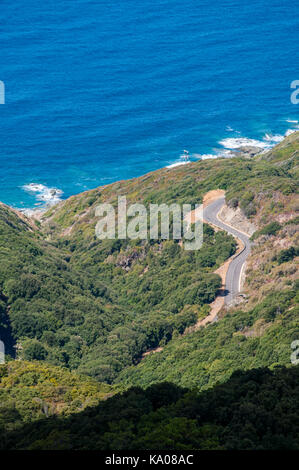 Corse : mer méditerranée, maquis méditerranéen et les routes sinueuses de la côte ouest du cap Corse, la péninsule nord avec des paysages sauvages Banque D'Images