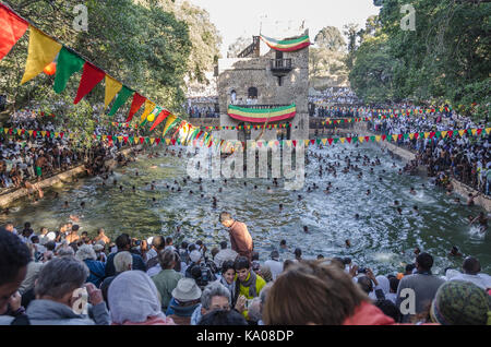 Une foule dans l'étang fasilides lors d'une cérémonie à Gondar timkat, l'Ethiopie Banque D'Images