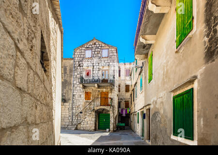 En vue de l'architecture médiévale en ville komiza, village touristique sur l'île de vis, côte adriatique. Banque D'Images