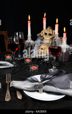 Serviette avec un clip sous la forme d'un squelette d'un pinceau comme un élément d'un décor de table des fêtes pour Halloween Banque D'Images