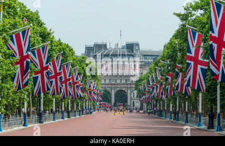 Les drapeaux sur la route, le palais de Buckingham, le mall, Southwark, London, Londres, Londres, Angleterre, Grande-Bretagne, Europe Banque D'Images