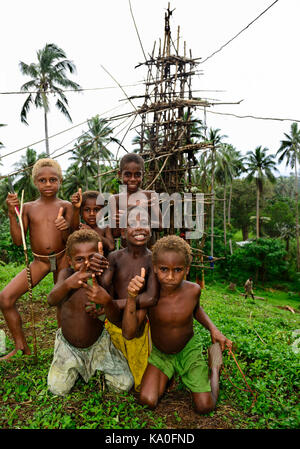 Les enfants se tenant, wali, village de l'île de Pentecôte, Vanuatu, mers du sud, l'Océanie Banque D'Images